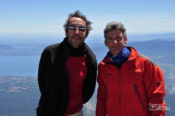 Vinte e dois anos mais velhos, o Rodrigo e o Haroldo retornam ao cume do vulcão Villarrica, na região de Pucón, no sul do Chile